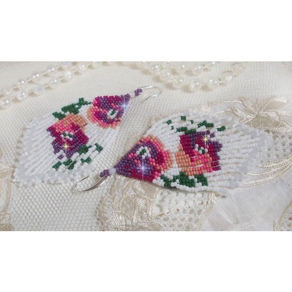 BO Cherry Blossoms laget med Opaque White, Pink i forskjellige nyanser, Green med Toupies