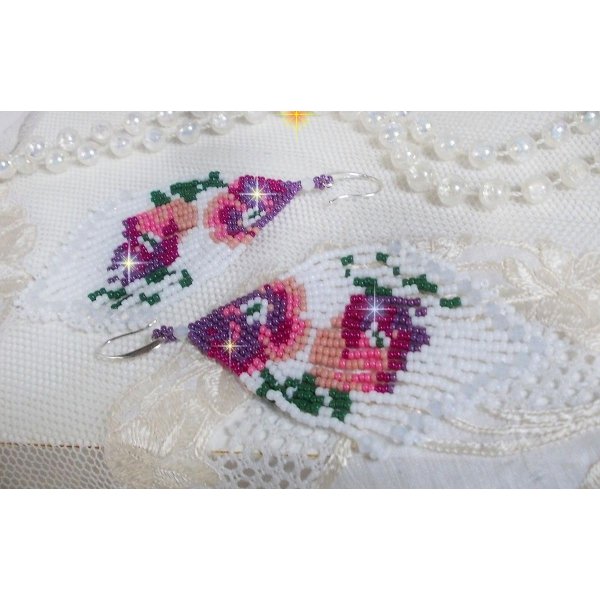 BO Cherry Blossoms laget med Opaque White, Pink i forskjellige nyanser, Green med Toupies
