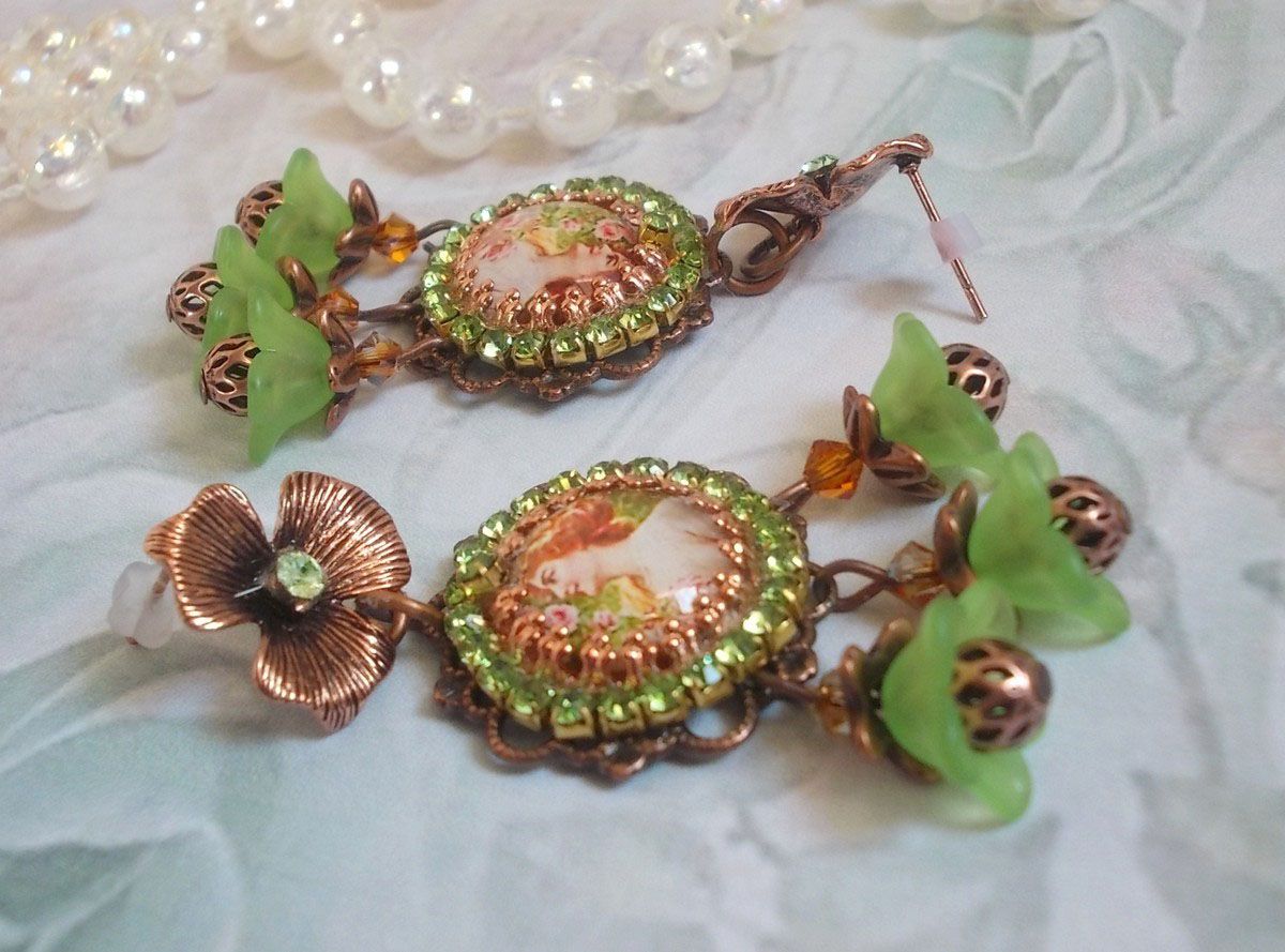 BO Forest of Flowers laget med lucite blomster, forstørrelsesglass cabochons, krystaller, utskrifter og diverse tilbehør