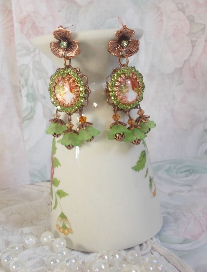 BO Forest of Flowers laget med lucite blomster, forstørrelsesglass cabochons, krystaller, utskrifter og diverse tilbehør