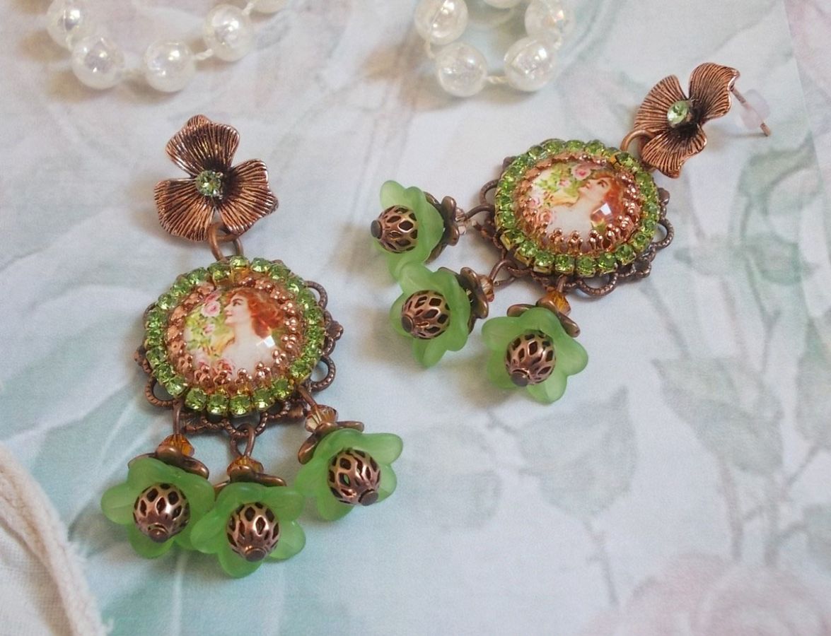 BO Forest of Flowers laget med lucite blomster, forstørrelsesglass cabochons, krystaller, utskrifter og diverse tilbehør