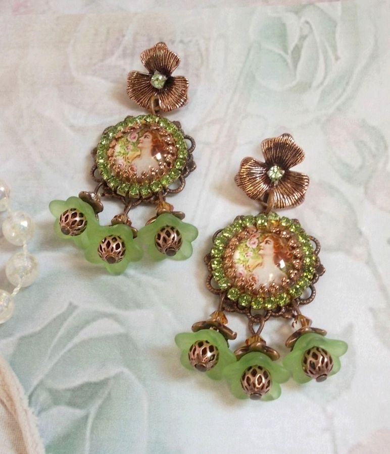 BO Forest of Flowers laget med lucite blomster, forstørrelsesglass cabochons, krystaller, utskrifter og diverse tilbehør