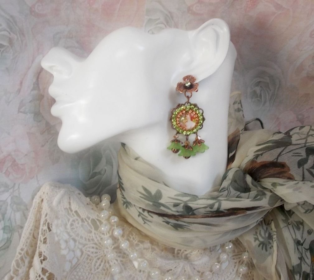 BO Forest of Flowers laget med lucite blomster, forstørrelsesglass cabochons, krystaller, utskrifter og diverse tilbehør