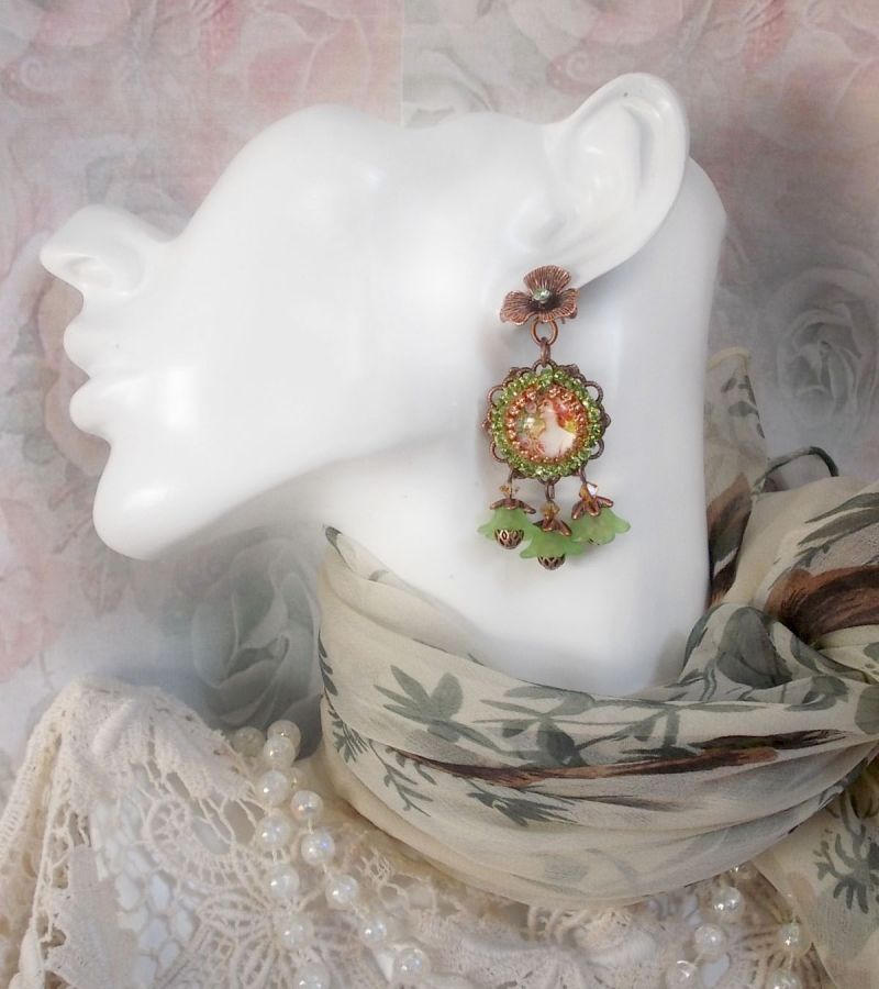 BO Forest of Flowers laget med lucite blomster, forstørrelsesglass cabochons, krystaller, utskrifter og diverse tilbehør