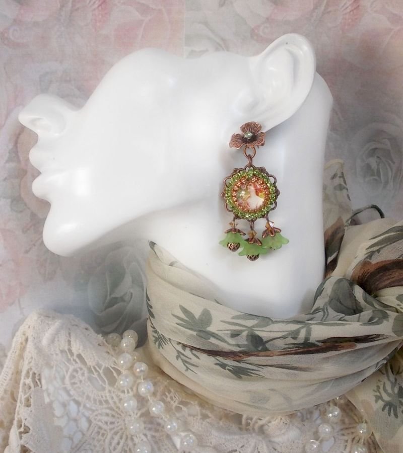 BO Forest of Flowers laget med lucite blomster, forstørrelsesglass cabochons, krystaller, utskrifter og diverse tilbehør