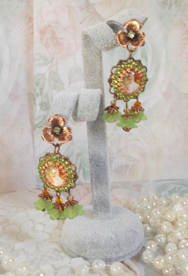 BO Forest of Flowers laget med lucite blomster, forstørrelsesglass cabochons, krystaller, utskrifter og diverse tilbehør