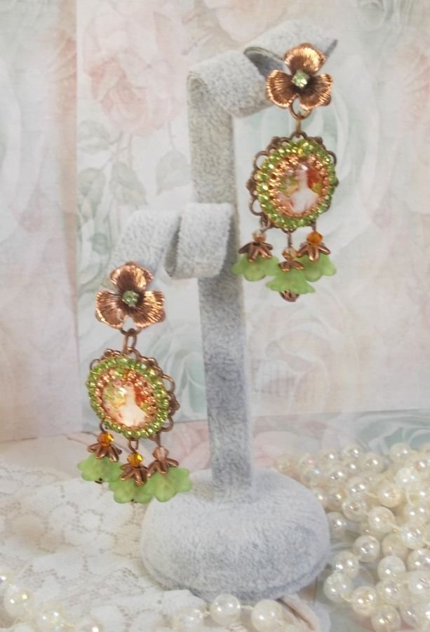 BO Forest of Flowers laget med lucite blomster, forstørrelsesglass cabochons, krystaller, utskrifter og diverse tilbehør