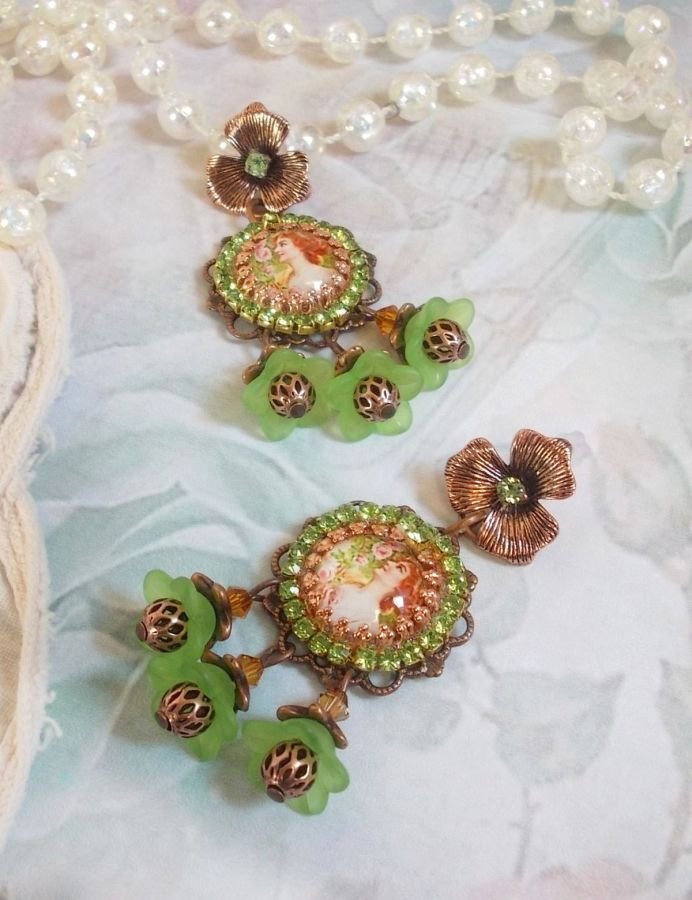 BO Forest of Flowers laget med lucite blomster, forstørrelsesglass cabochons, krystaller, utskrifter og diverse tilbehør
