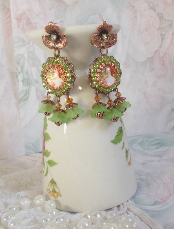 BO Forest of Flowers laget med lucite blomster, forstørrelsesglass cabochons, krystaller, utskrifter og diverse tilbehør