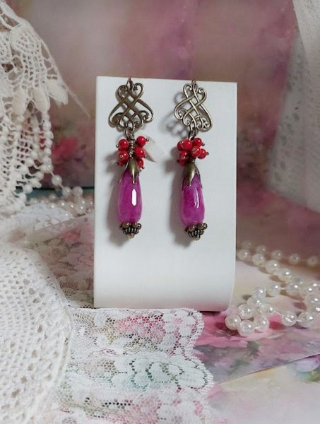 BO Framboises mont&eacute;es avec des perles en Jade, clous, rondelles, coupelles et crochets d'oreilles estampes 