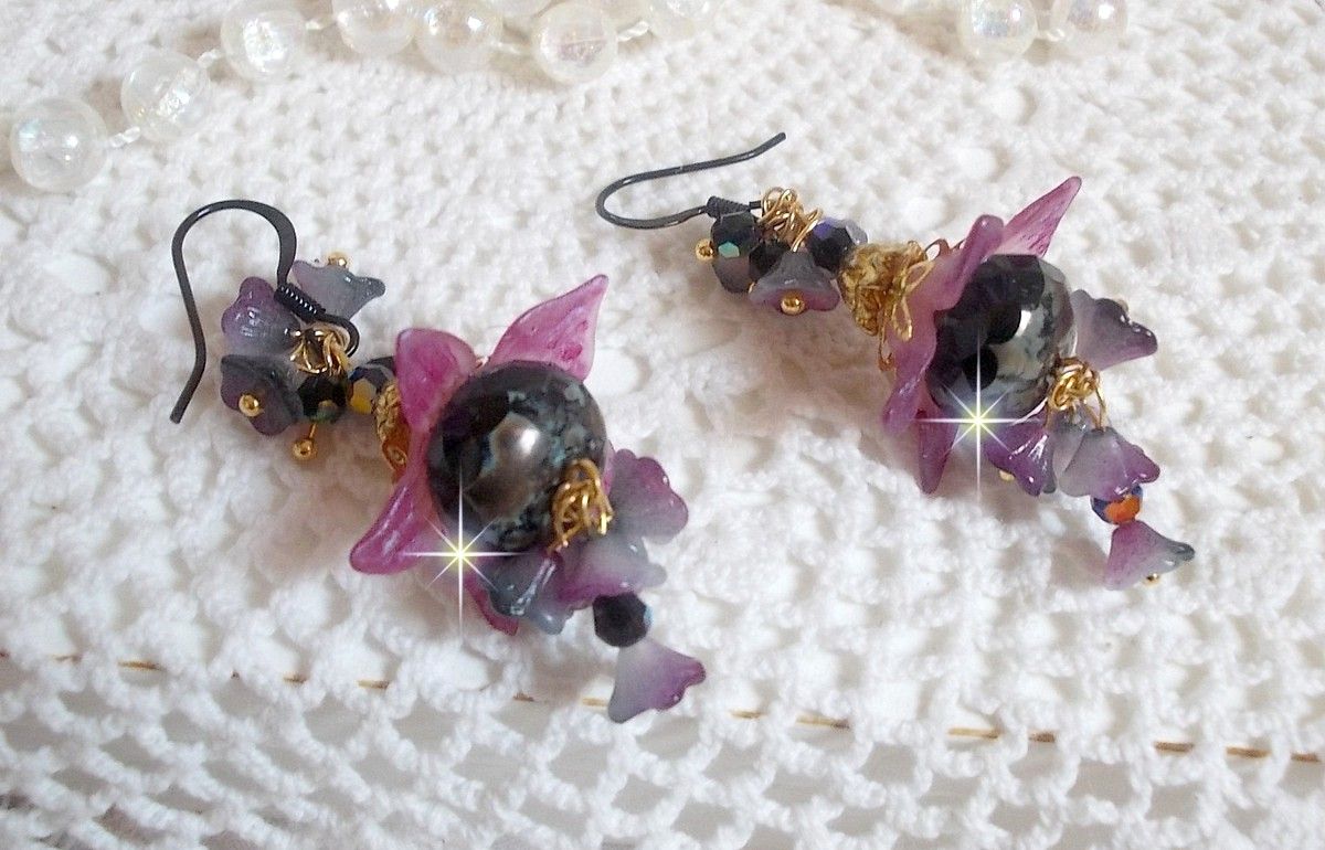 BO Funky Black skapt med håndmalte Lucite-blomster i lilla, krystaller, glassperler og diverse tilbehør i gull og svart.