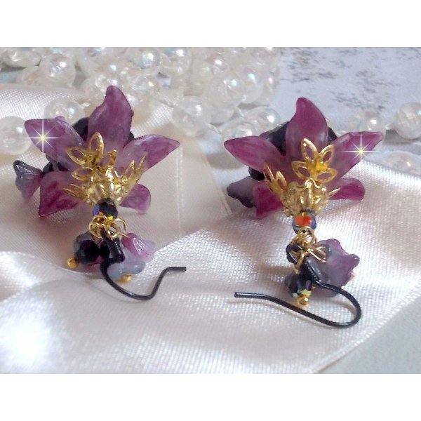 BO Funky Black skapt med h&aring;ndmalte Lucite-blomster i lilla, krystaller, glassperler og diverse tilbeh&oslash;r i gull og svart.