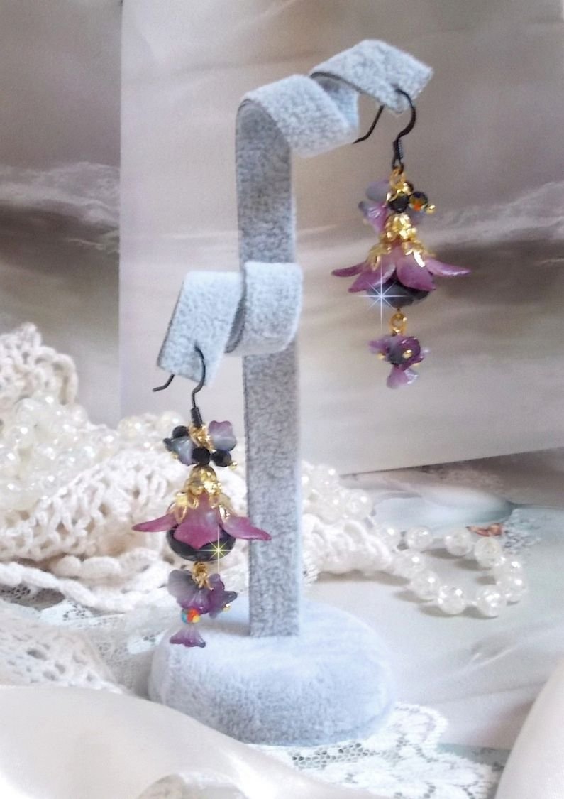 BO Funky Black skapt med håndmalte Lucite-blomster i lilla, krystaller, glassperler og diverse tilbehør i gull og svart.