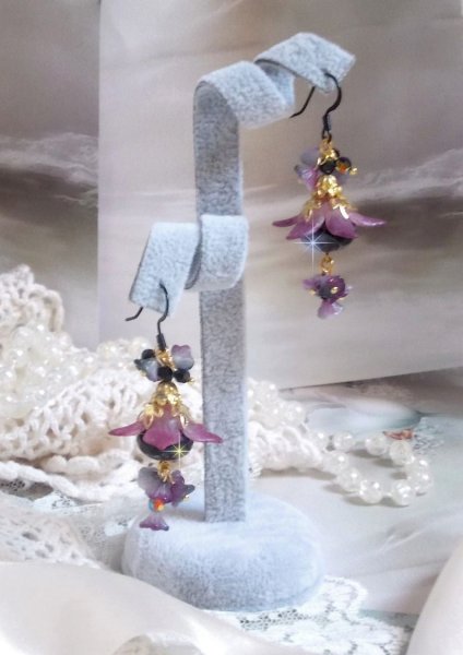 BO Funky Black skapt med h&aring;ndmalte Lucite-blomster i lilla, krystaller, glassperler og diverse tilbeh&oslash;r i gull og svart.