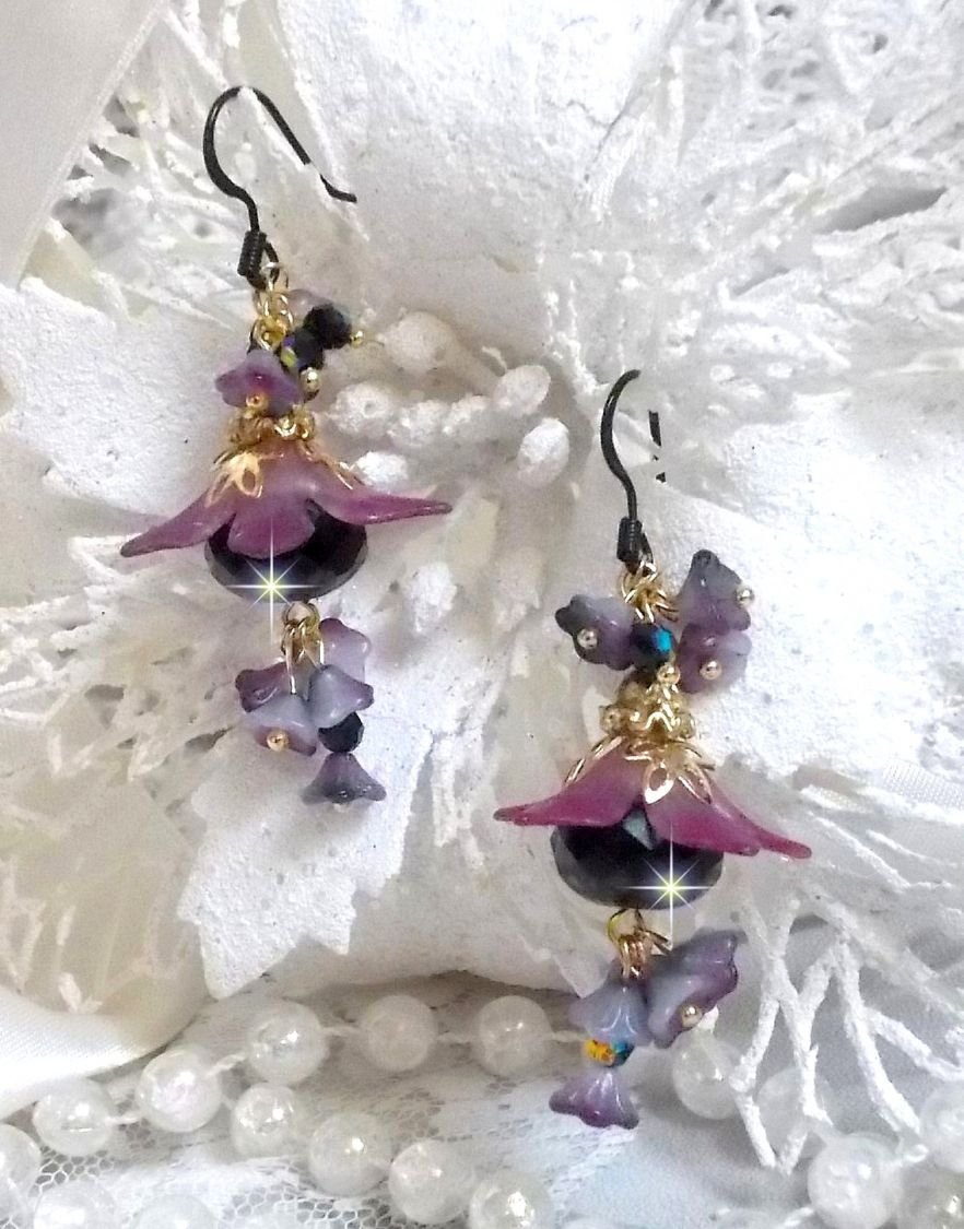 BO Funky Black skapt med håndmalte Lucite-blomster i lilla, krystaller, glassperler og diverse tilbehør i gull og svart.