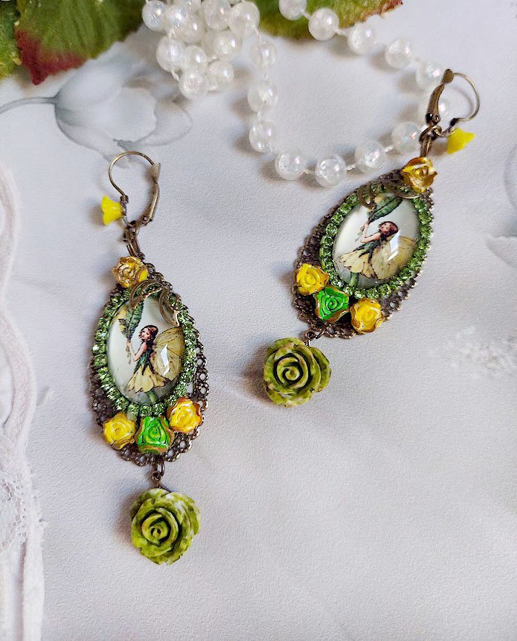 BO F&eacute;e papillon mont&eacute;es avec cabochons ovales verres, strass, fleurs polym&egrave;res et dormeuses en laiton