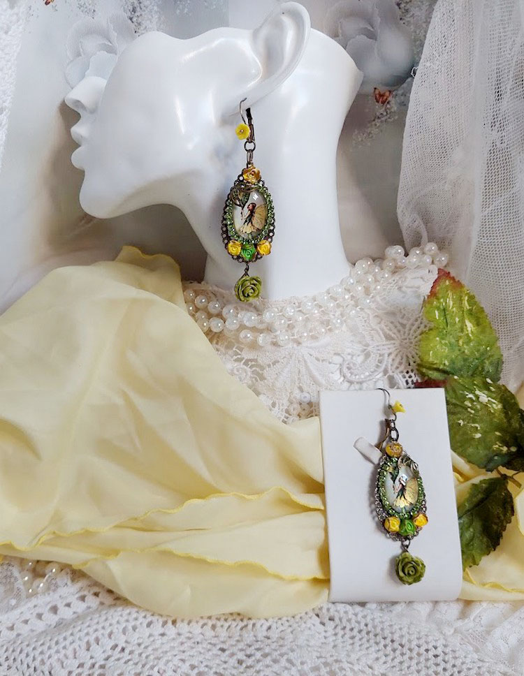 BO F&eacute;e papillon mont&eacute;es avec cabochons ovales verres, strass, fleurs polym&egrave;res et dormeuses en laiton