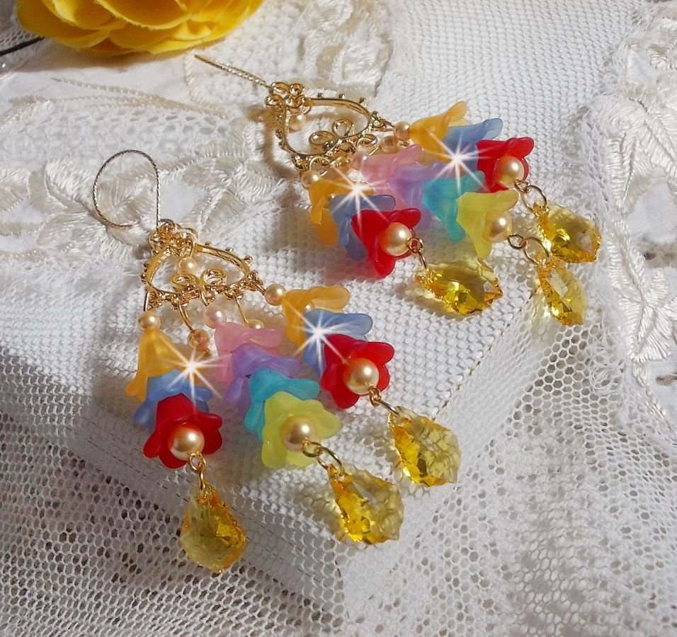 BO Garden Flowers med Swarovski-krystaller og Lucite-blomster i forskjellige farger.