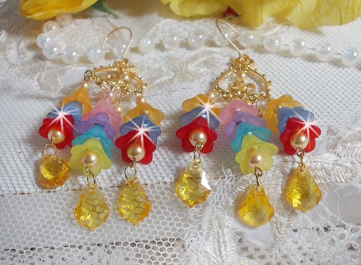 BO Garden Flowers med Swarovski-krystaller og Lucite-blomster i forskjellige farger.