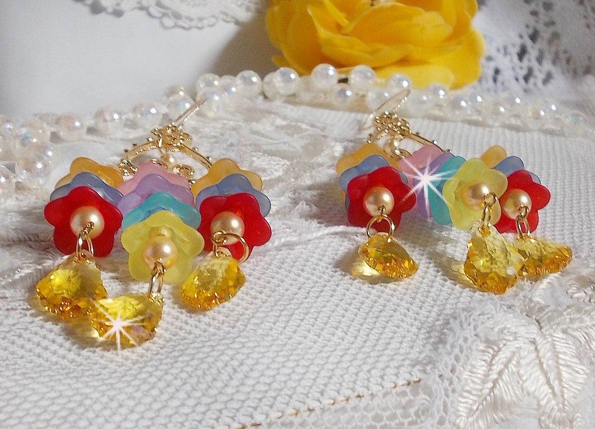 BO Garden Flowers med Swarovski-krystaller og Lucite-blomster i forskjellige farger.