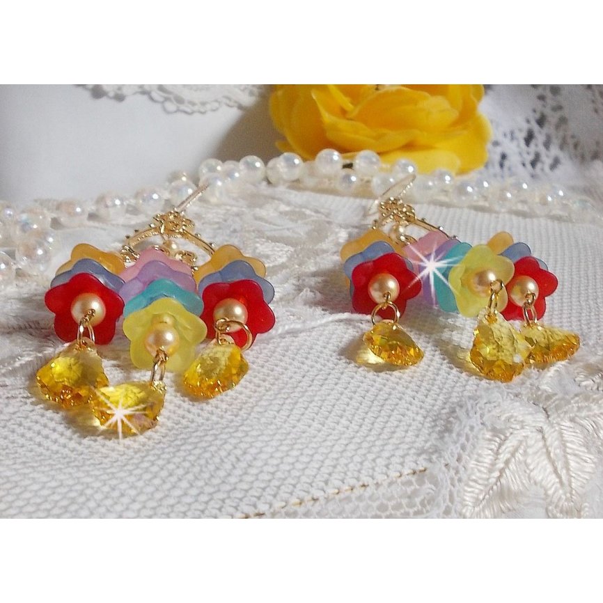 BO Garden Flowers med Swarovski-krystaller og Lucite-blomster i forskjellige farger.