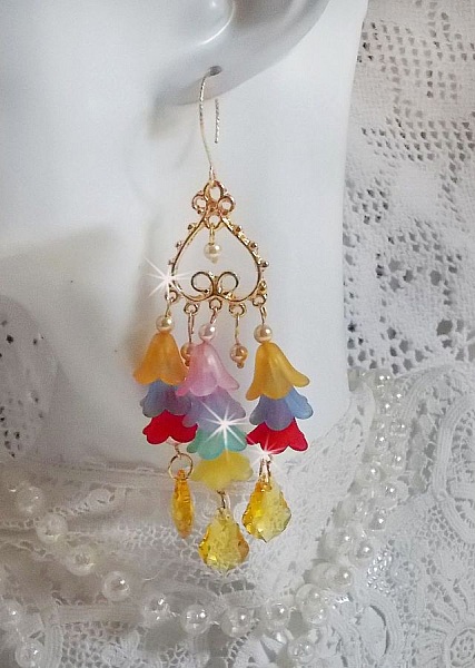 BO Garden Flowers med Swarovski-krystaller og Lucite-blomster i forskjellige farger.