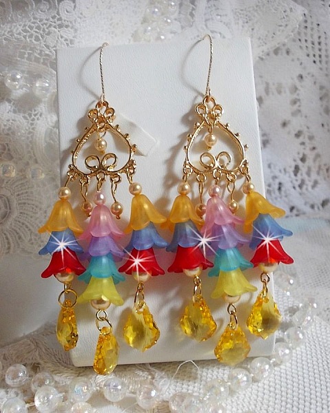 BO Garden Flowers med Swarovski-krystaller og Lucite-blomster i forskjellige farger.