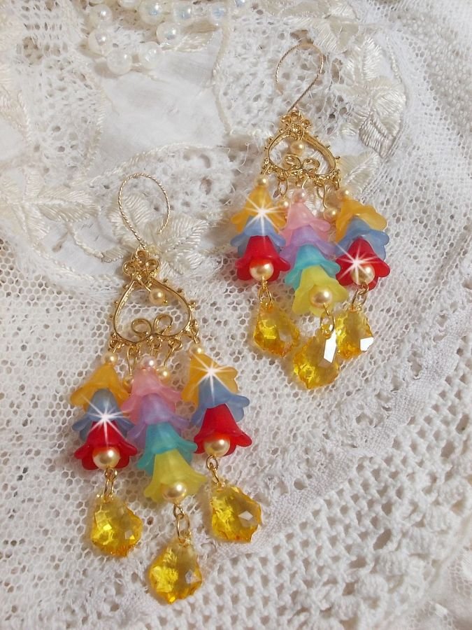 BO Garden Flowers med Swarovski-krystaller og Lucite-blomster i forskjellige farger.