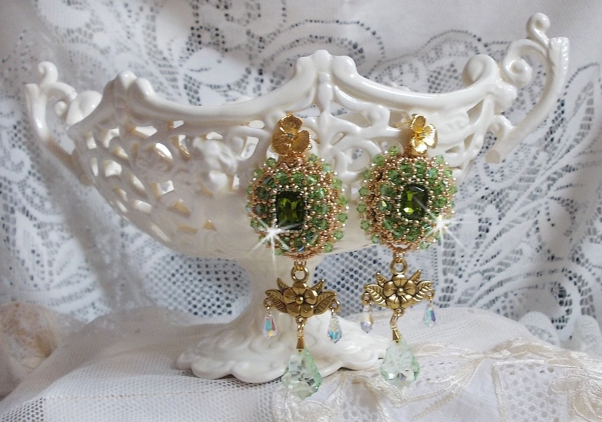 BO Garden Party brodert med vintage grønne cabochoner, Swarovski-krystaller, perleperler og Miyuki seed perler