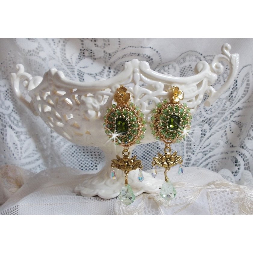 BO Garden Party brodert med vintage grønne cabochoner, Swarovski-krystaller, perleperler og Miyuki seed perler