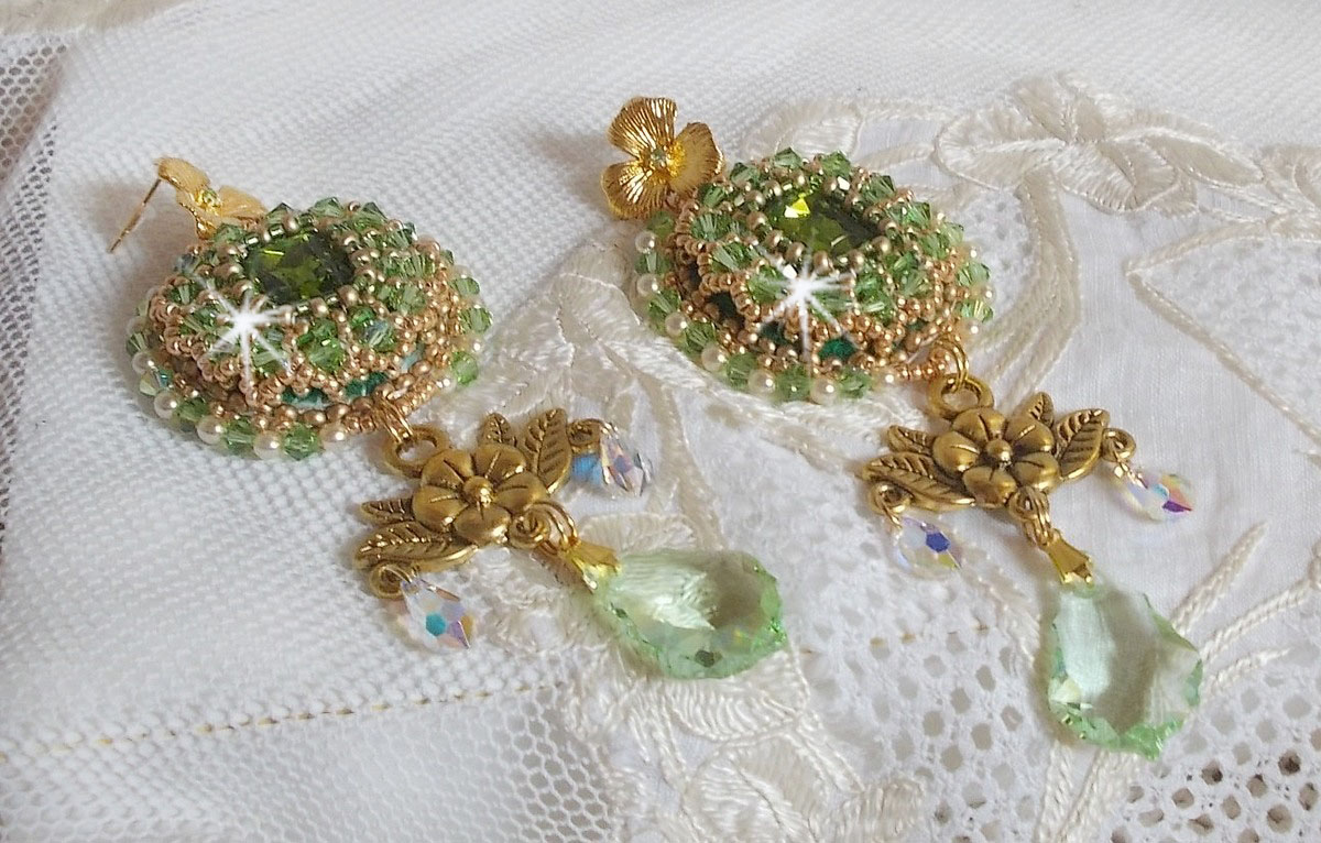 BO Garden Party brodert med vintage grønne cabochoner, Swarovski-krystaller, perleperler og Miyuki seed perler
