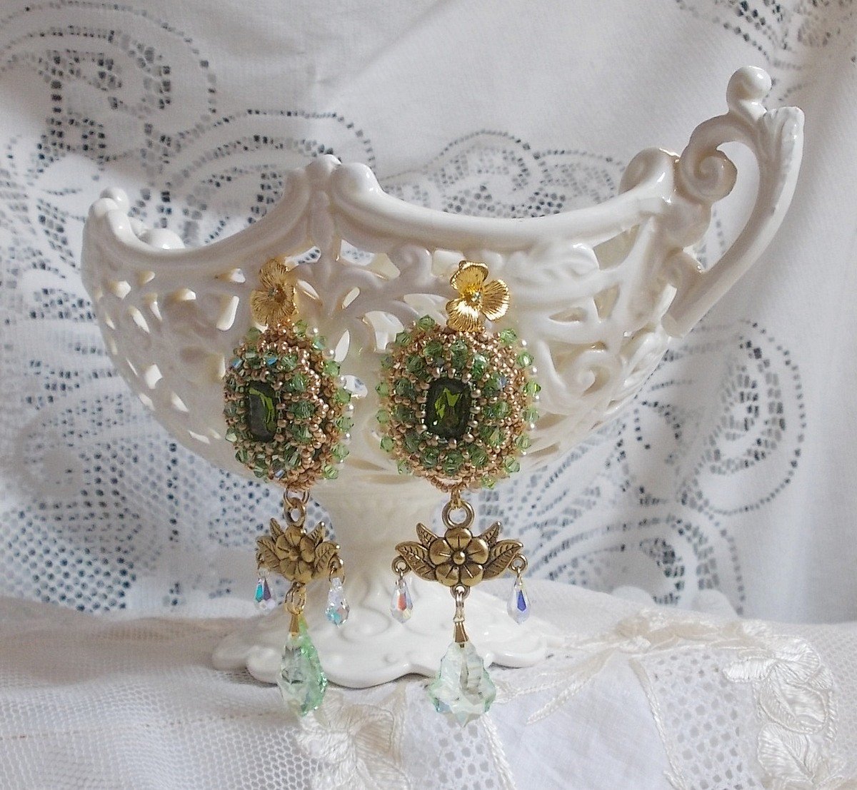 BO Garden Party brodert med vintage grønne cabochoner, Swarovski-krystaller, perleperler og Miyuki seed perler