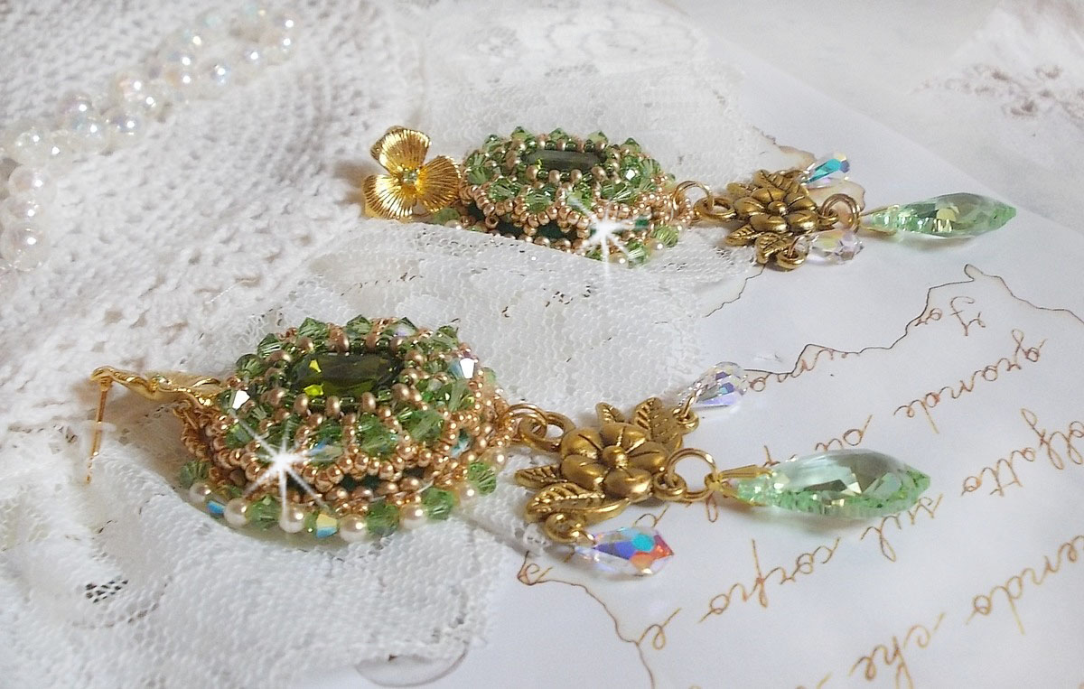 BO Garden Party brodert med vintage grønne cabochoner, Swarovski-krystaller, perleperler og Miyuki seed perler