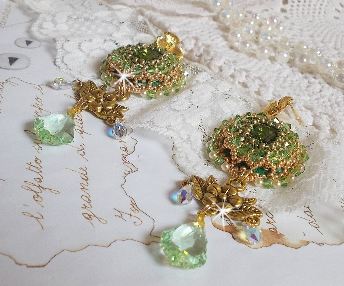 BO Garden Party brodert med vintage grønne cabochoner, Swarovski-krystaller, perleperler og Miyuki seed perler