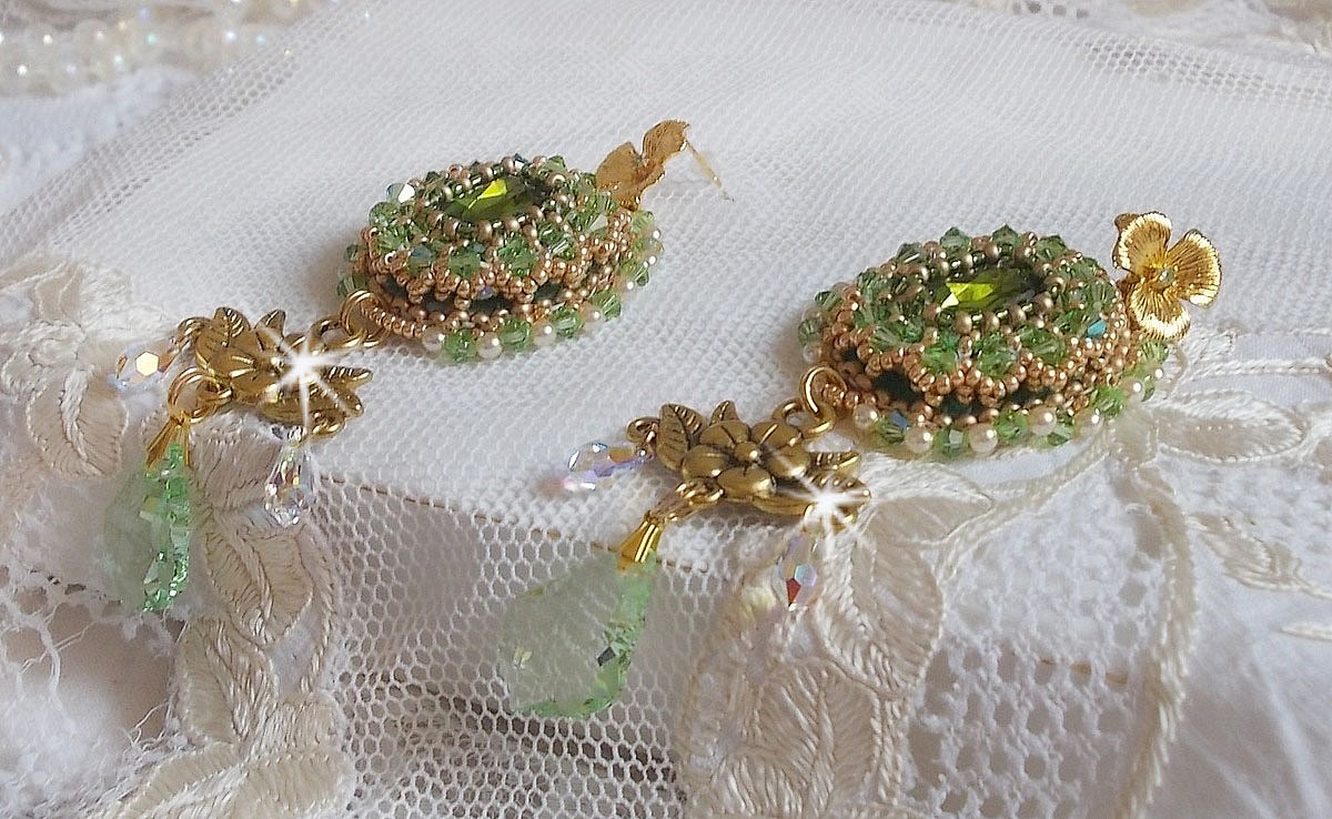 BO Garden Party brodert med vintage grønne cabochoner, Swarovski-krystaller, perleperler og Miyuki seed perler