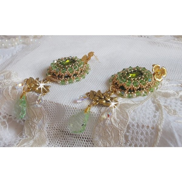 BO Garden Party brodert med vintage grønne cabochoner, Swarovski-krystaller, perleperler og Miyuki seed perler