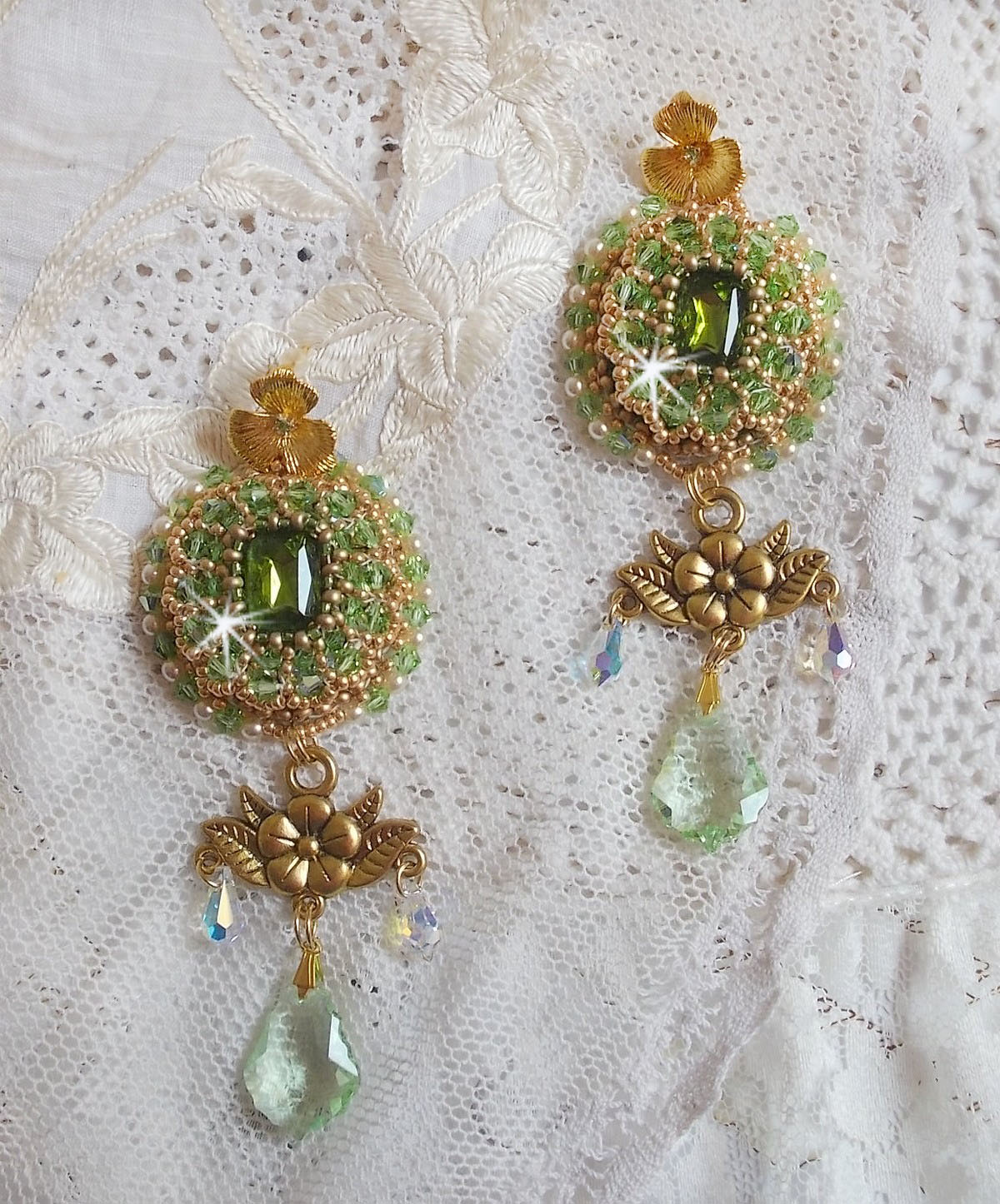 BO Garden Party brodert med vintage grønne cabochoner, Swarovski-krystaller, perleperler og Miyuki seed perler