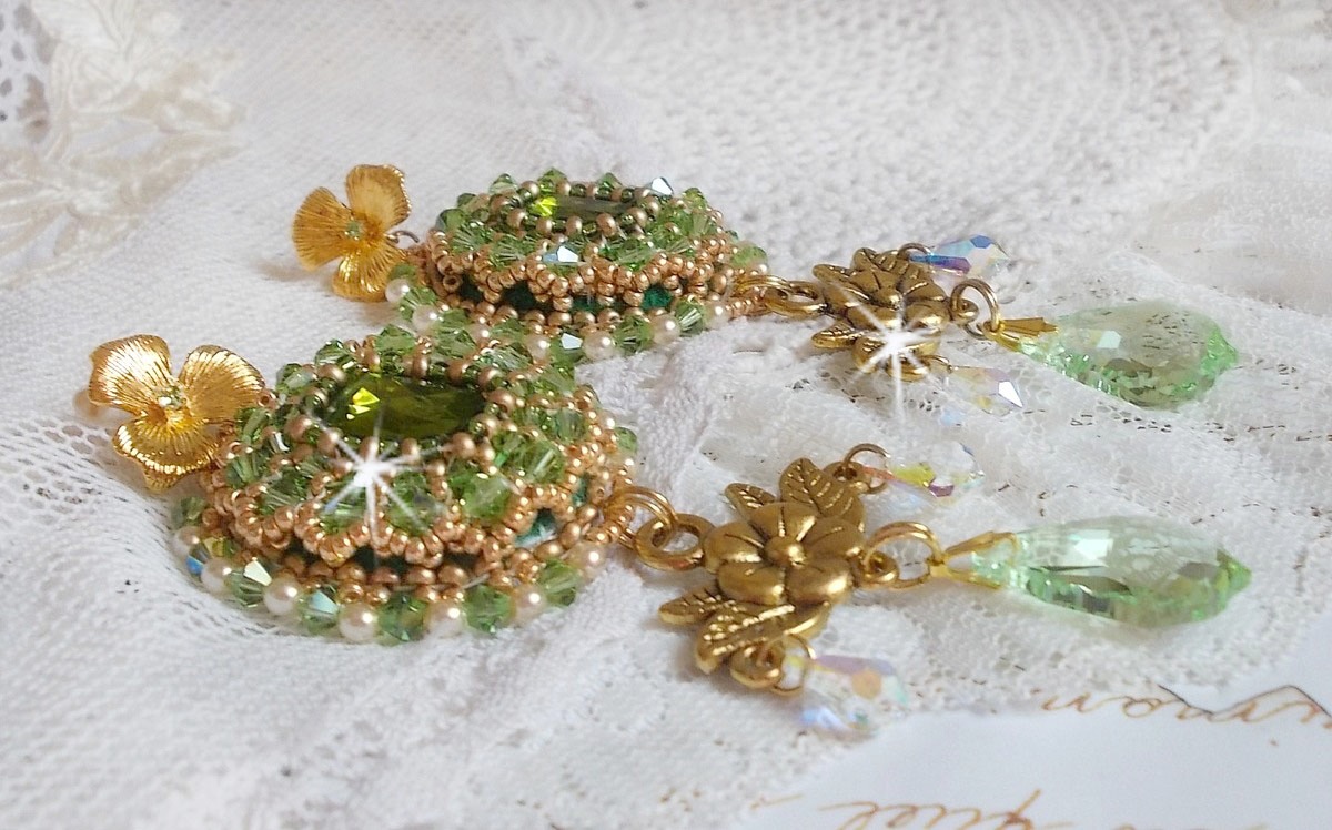 BO Garden Party brodert med vintage grønne cabochoner, Swarovski-krystaller, perleperler og Miyuki seed perler
