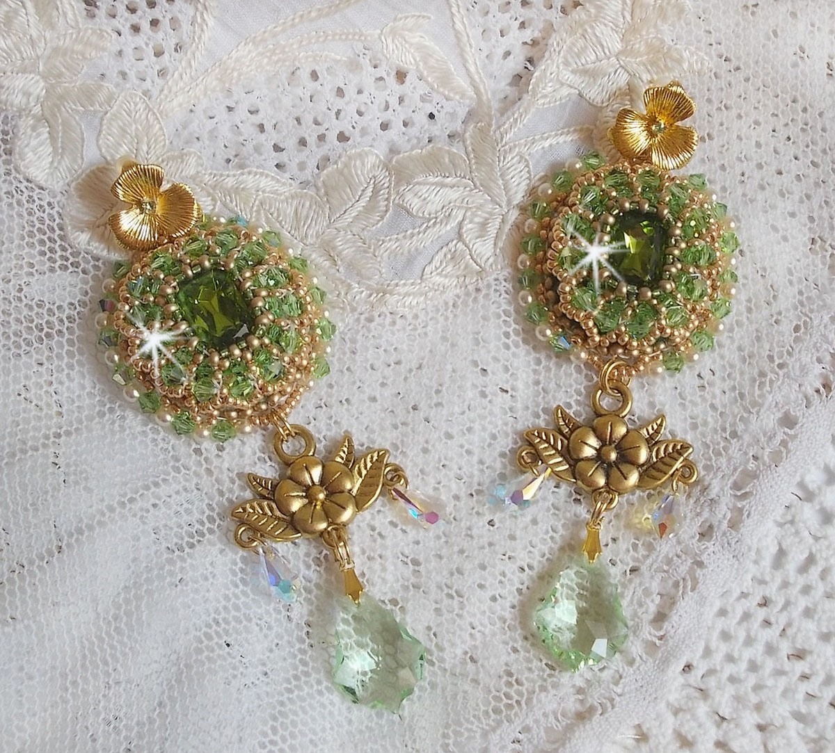 BO Garden Party brodert med vintage grønne cabochoner, Swarovski-krystaller, perleperler og Miyuki seed perler