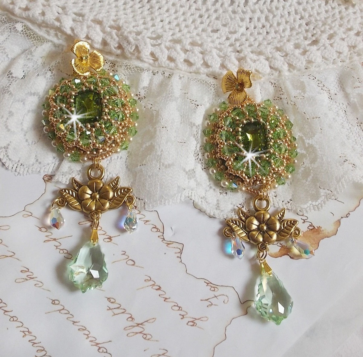 BO Garden Party brodert med vintage grønne cabochoner, Swarovski-krystaller, perleperler og Miyuki seed perler