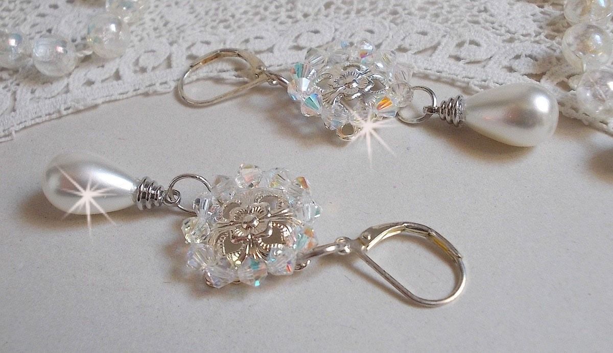 BO Gouttelettes Givrées med Swarovski krystall snurretopper og hvite Mallorca perler