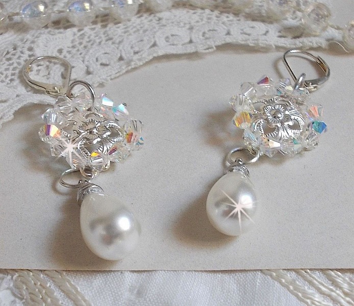 BO Gouttelettes Givr&eacute;es med Swarovski krystall snurretopper og hvite Mallorca perler