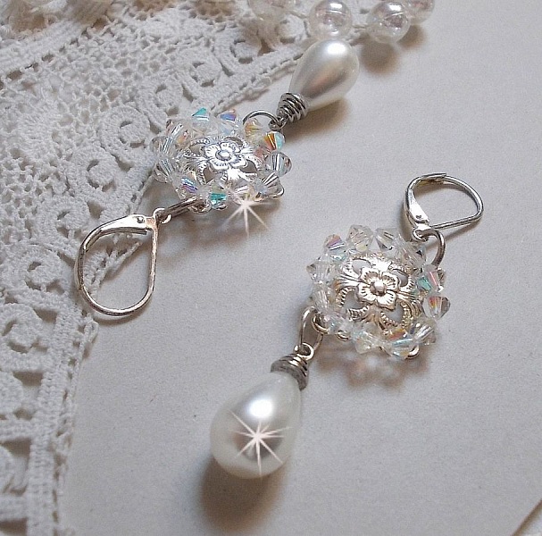 BO Gouttelettes Givr&eacute;es med Swarovski krystall snurretopper og hvite Mallorca perler