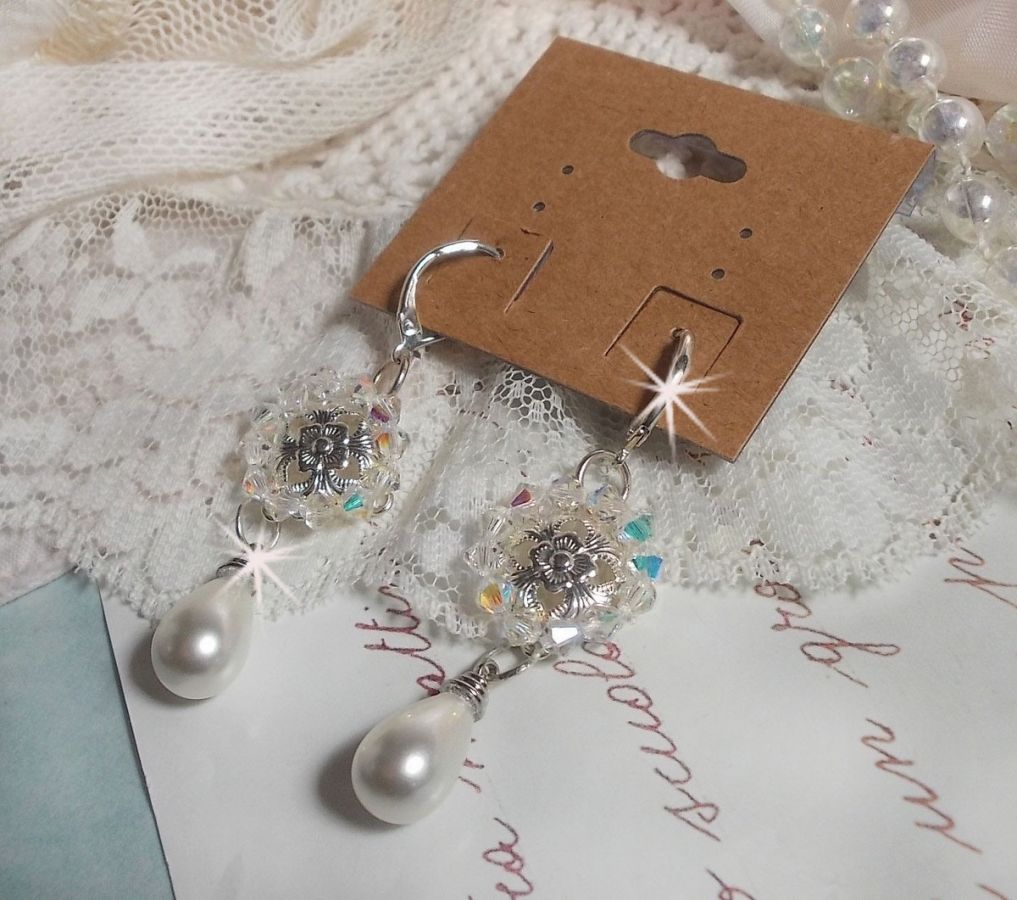 BO Gouttelettes Givrées med Swarovski krystall snurretopper og hvite Mallorca perler