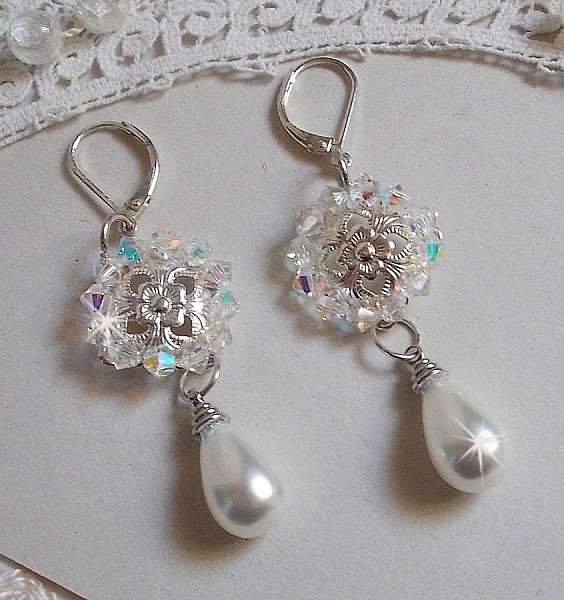 BO Gouttelettes Givr&eacute;es med Swarovski krystall snurretopper og hvite Mallorca perler