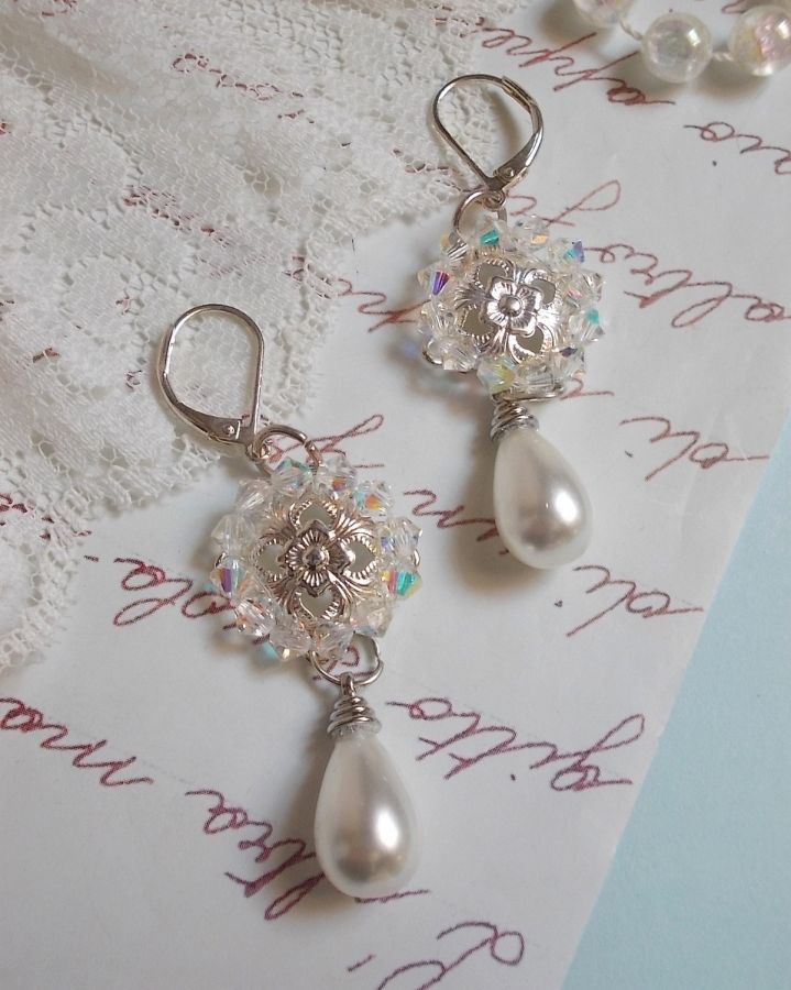 BO Gouttelettes Givrées med Swarovski krystall snurretopper og hvite Mallorca perler