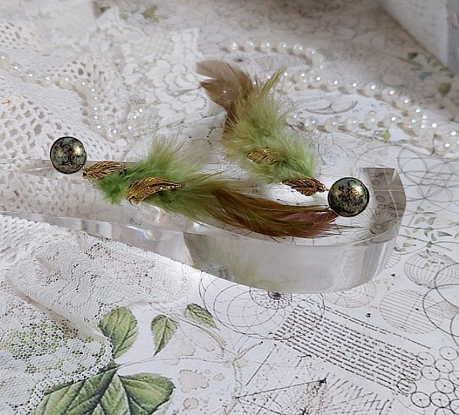 BO Grandes Plumes Vertes mont&eacute;es avec des plumes de Coq effet deux tons Vert et Marron, breloques feuilles torsad&eacute;es Viel Or en M&eacute;tal, cabochons en Verre sur des clous d&rsquo;oreilles Dor&eacute;s en Laiton