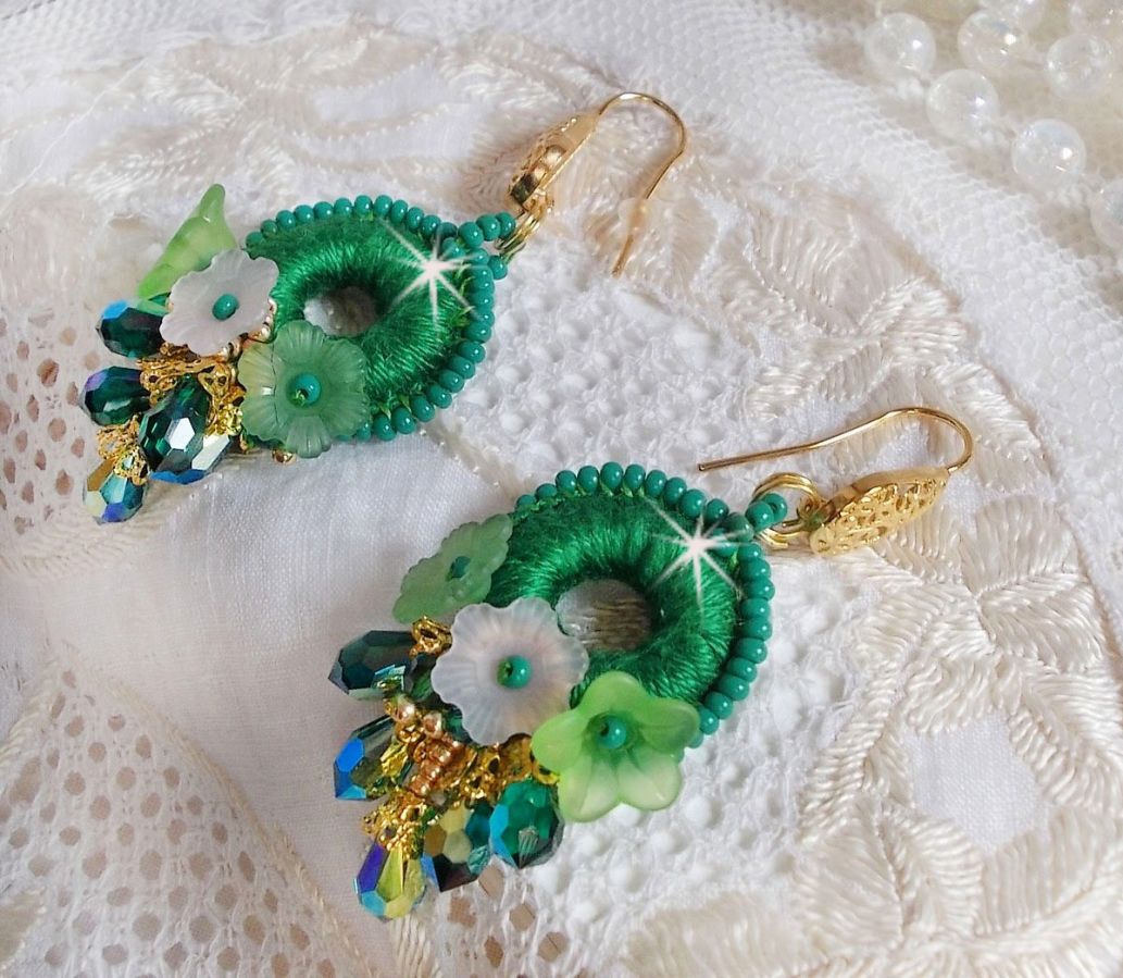 BO Green Iris brodert med smaragdgrønn DMC-bomull og Swarovski-krystalldråper