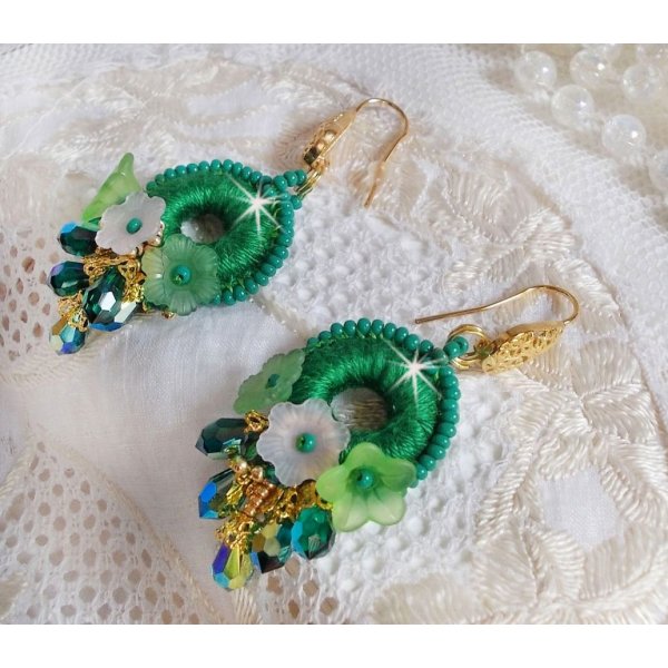 BO Green Iris brodert med smaragdgr&oslash;nn DMC-bomull og Swarovski-krystalldr&aring;per