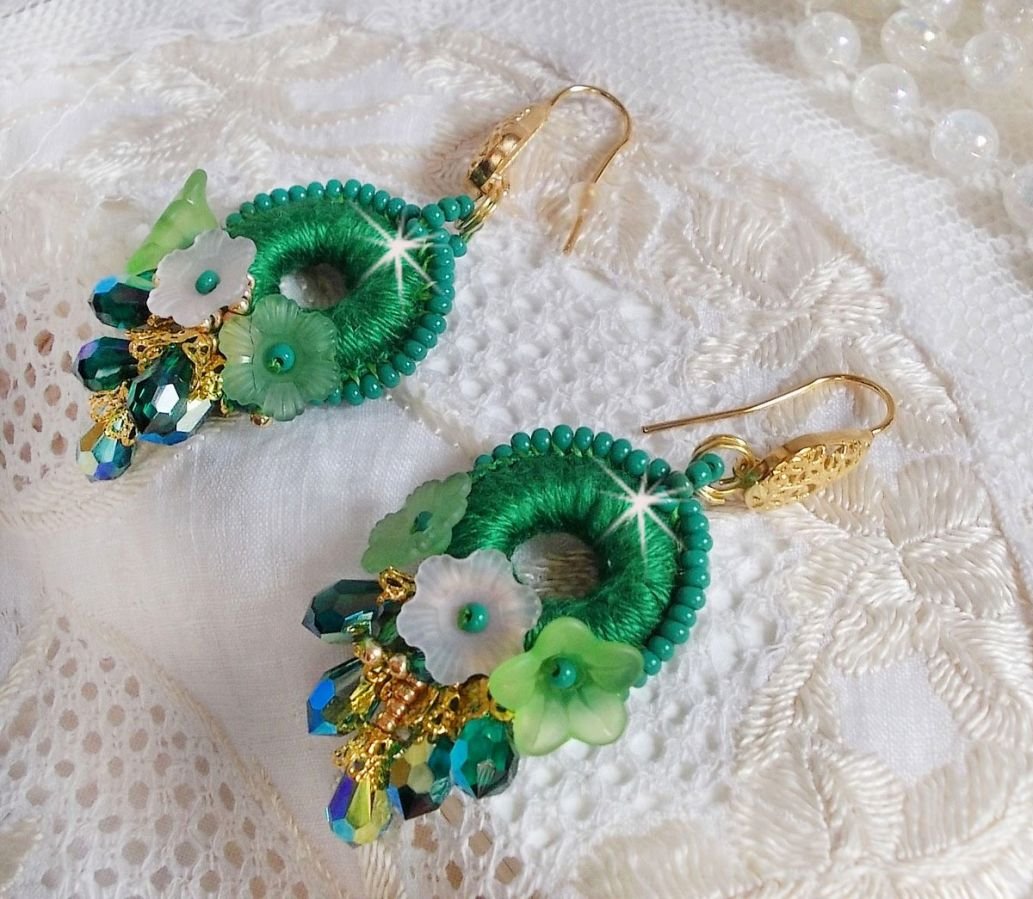 BO Green Iris brodert med smaragdgrønn DMC-bomull og Swarovski-krystalldråper